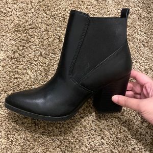 Boots, size 8.5.M , I would say size up. 1/2, it’s a pair